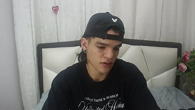 Snapshot of AlbertBernal69 chatting on 03/19/25, 03:09 AlbertBernal69 online show from 03/19/25, 03:09