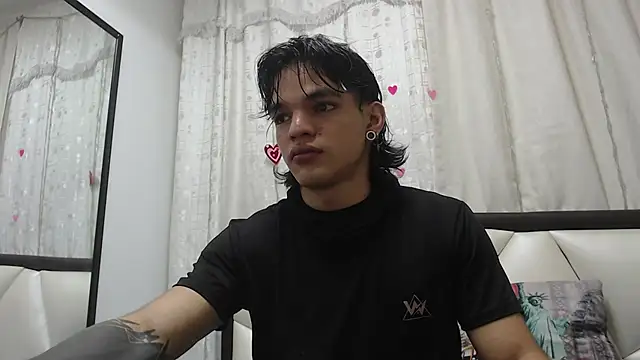 Snapshot of AlbertBernal69 chatting on 03/17/25, 04:08 AlbertBernal69 online show from 03/17/25, 04:08