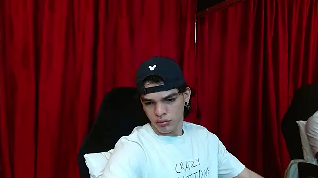 Snapshot of AlbertBernal69 chatting on 03/05/25, 02:25 AlbertBernal69 online show from 03/05/25, 02:25