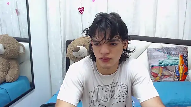 Snapshot of AlbertBernal69 chatting on 03/14/25, 03:26 AlbertBernal69 online show from 03/14/25, 03:26