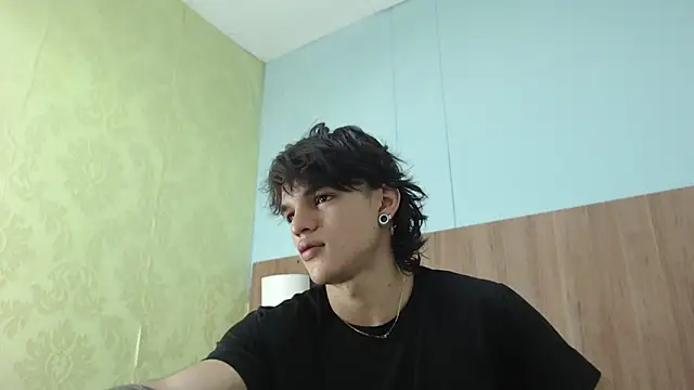Snapshot of AlbertBernal69 chatting on 03/21/25, 03:01 AlbertBernal69 online show from 03/21/25, 03:01
