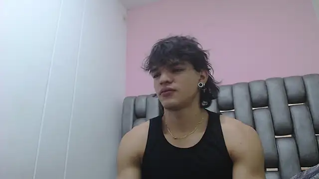 Snapshot of AlbertBernal69 chatting on 03/08/25, 02:23 AlbertBernal69 online show from 03/08/25, 02:23