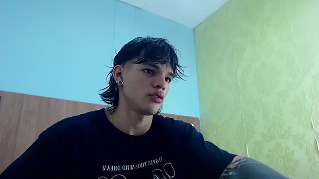 Snapshot of AlbertBernal69 chatting on 03/10/25, 02:28 AlbertBernal69 online show from 03/10/25, 02:28