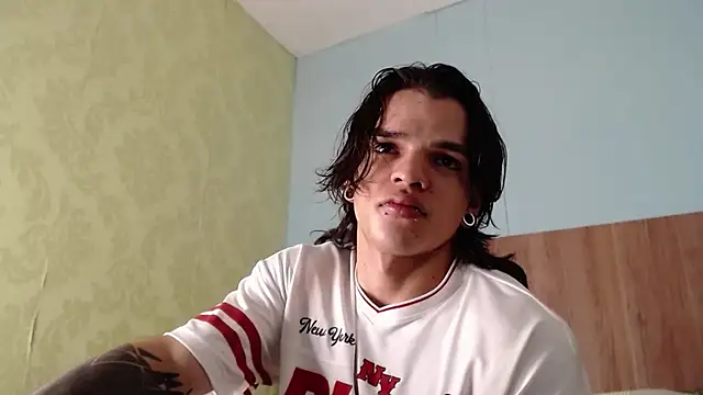Snapshot of AlbertBernal69 chatting on 10/02/25, 02:59 AlbertBernal69 online show from 10/02/25, 02:59