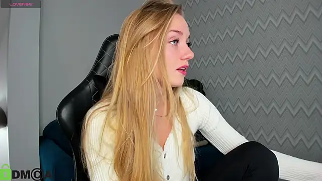 Snapshot of Barbie_Lis chatting on 10/20/25, 12:45 Barbie Lis online show from 10/20/25, 12:45