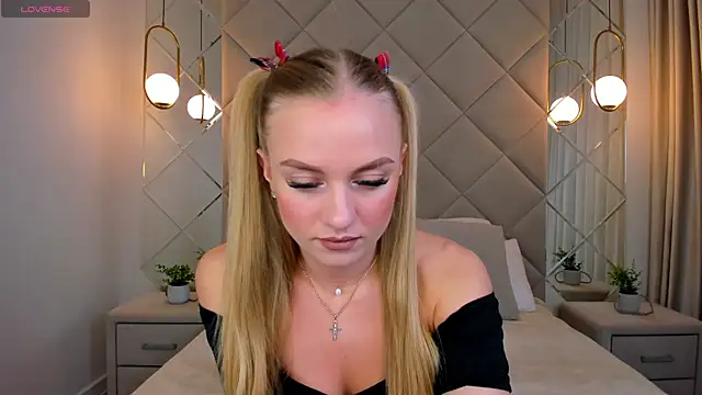 Snapshot of Barbie_Lis chatting on 03/05/25, 12:27 Barbie Lis online show from 03/05/25, 12:27