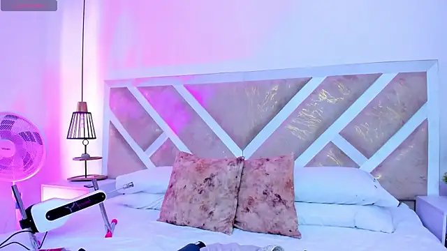 Snapshot of ZiaCalifa chatting on 02/21/26, 12:18 ZiaCalifa online show from 02/21/26, 12:18