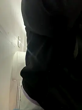 Snapshot of ZiaCalifa chatting on 11/20/25, 09:43 ZiaCalifa online show from 11/20/25, 09:43