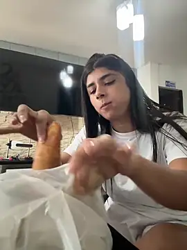 Snapshot of ZiaCalifa chatting on 12/16/25, 01:15 ZiaCalifa online show from 12/16/25, 01:15