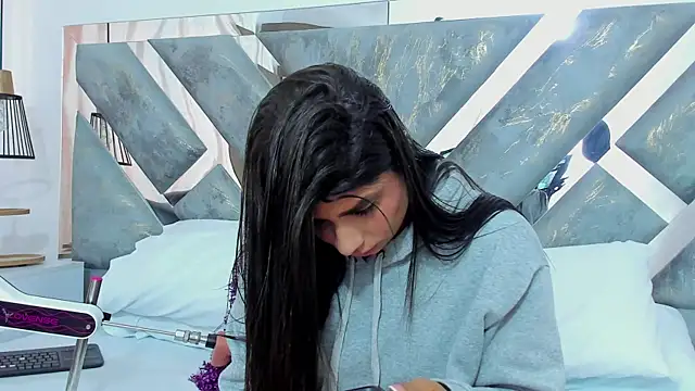 Snapshot of ZiaCalifa chatting on 10/28/25, 12:04 ZiaCalifa online show from 10/28/25, 12:04