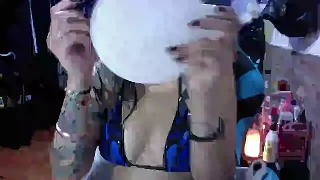 Snapshot of AngelaQueen_ chatting on 03/09/26, 04:32 AngelaQueen online show from 03/09/26, 04:32