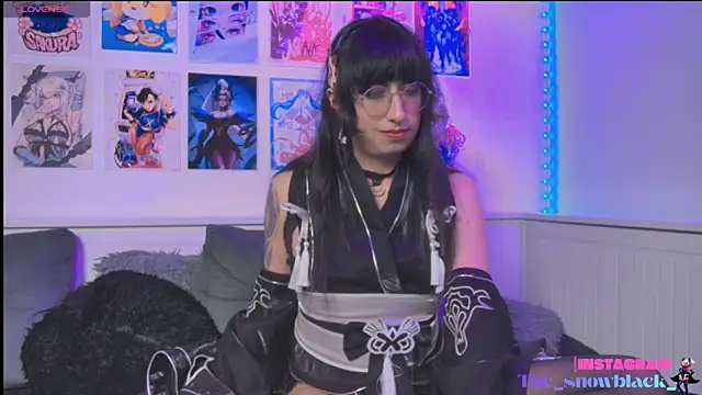 Snapshot of snowblack_ chatting on 05/13/26, 06:04 snowblack online show from 05/13/26, 06:04