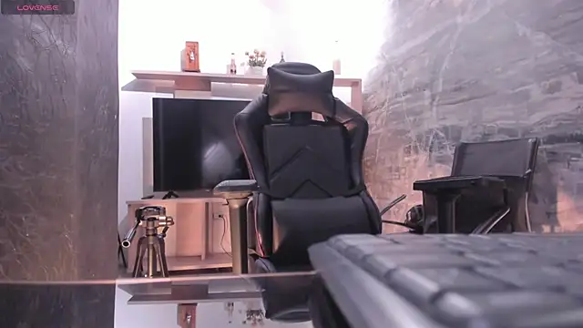 LunaBaker-1 online show from 11/28/25, 08:09