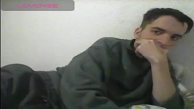 Snapshot of Tombgy07 chatting on 02/06/25, 08:34 Tombgy07 online show from 02/06/25, 08:34