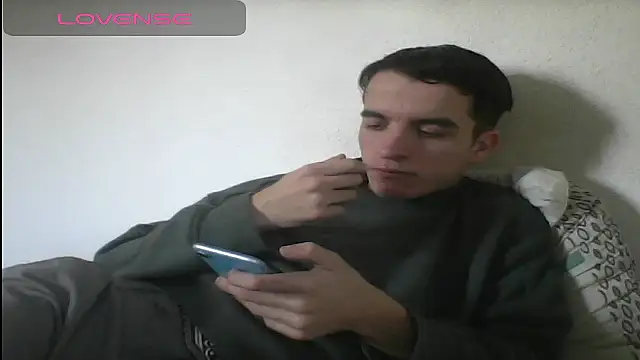 Snapshot of Tombgy07 chatting on 02/15/25, 02:44 Tombgy07 online show from 02/15/25, 02:44