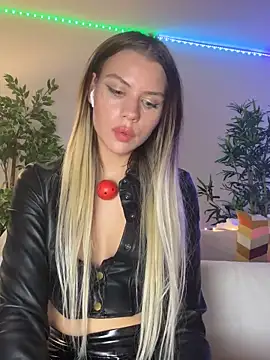 Snapshot of KittyKatyDream chatting on 03/01/25, 01:00 KittyKatyDream online show from 03/01/25, 01:00