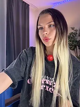 Snapshot of KittyKatyDream chatting on 02/07/25, 09:37 KittyKatyDream online show from 02/07/25, 09:37