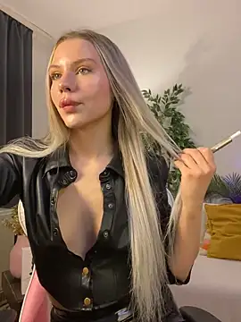 Snapshot of KittyKatyDream chatting on 11/04/25, 03:38 KittyKatyDream online show from 11/04/25, 03:38