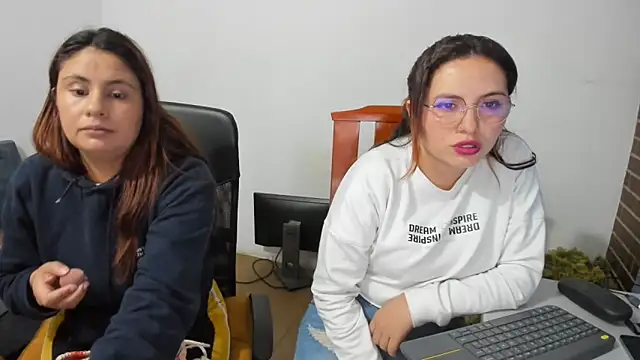 Snapshot of _girls_on_fire_ chatting on 03/04/25, 11:43 girls on fire online show from 03/04/25, 11:43