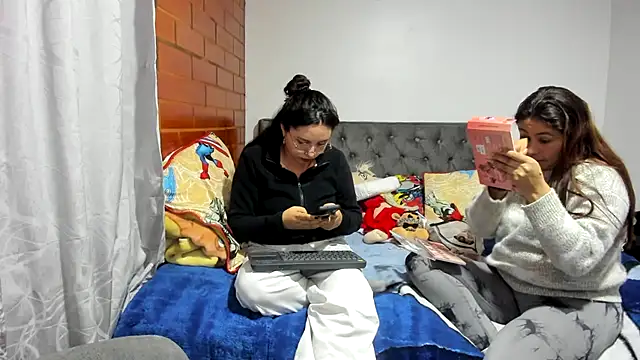  girls on fire  online show from 12/22/25, 11:05