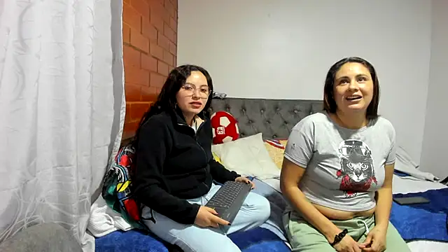  girls on fire  online show from 12/19/25, 10:56