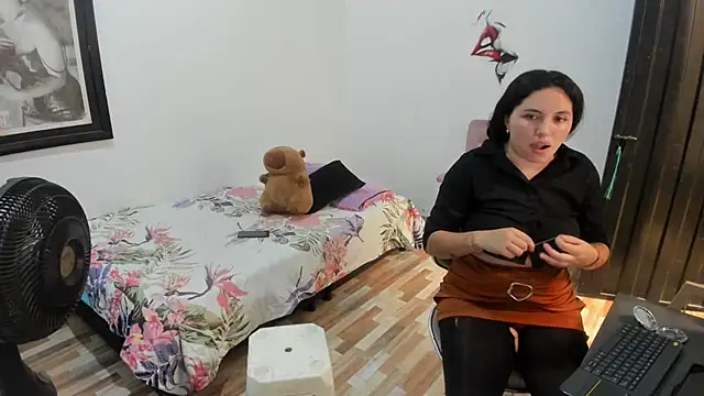  girls on fire  online show from 11/08/25, 07:50