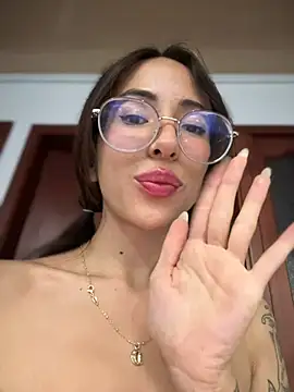 Snapshot of lauravasquez chatting on 02/17/25, 04:39 lauravasquez online show from 02/17/25, 04:39