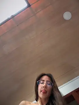 Snapshot of lauravasquez chatting on 02/18/25, 05:31 lauravasquez online show from 02/18/25, 05:31