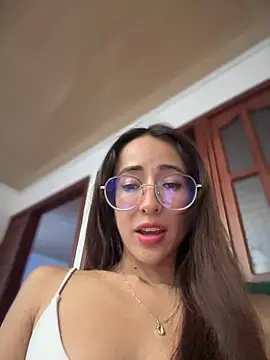 Snapshot of lauravasquez chatting on 02/09/25, 10:00 lauravasquez online show from 02/09/25, 10:00