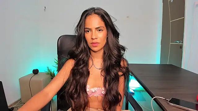 Snapshot of camille-rose chatting on 02/18/25, 08:58 camille-rose online show from 02/18/25, 08:58