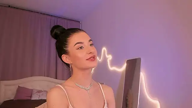 Snapshot of LauraCoy chatting on 07/07/26, 08:12 LauraCoy online show from 07/07/26, 08:12