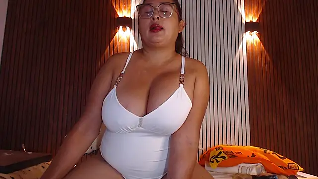 NadiaWhite online show from 05/02/26, 09:36