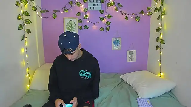 Snapshot of charlottte_queen chatting on 12/29/24, 07:22 charlottte queen online show from 12/29/24, 07:22