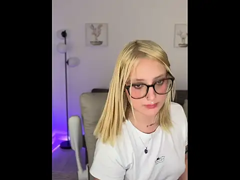 Megan lu2 online show from 04/15/26, 01:55