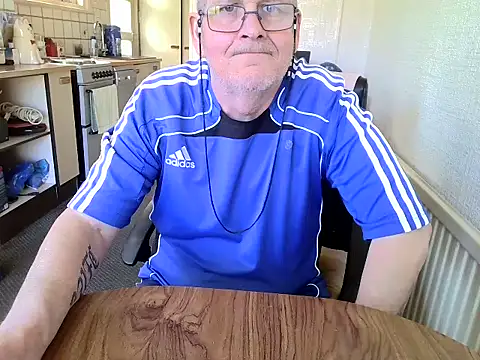 Snapshot of daddyflash chatting on 03/18/25, 02:28 daddyflash online show from 03/18/25, 02:28
