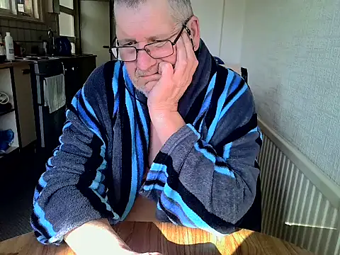 Snapshot of daddyflash chatting on 03/19/25, 09:28 daddyflash online show from 03/19/25, 09:28