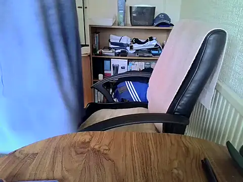 Snapshot of daddyflash chatting on 09/17/25, 10:39 daddyflash online show from 09/17/25, 10:39
