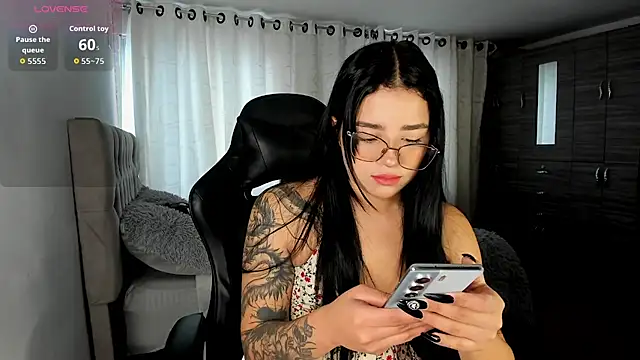 aliice walker  online show from 11/28/25, 06:19