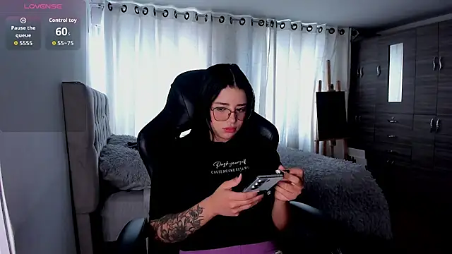 aliice walker  online show from 11/26/25, 01:55