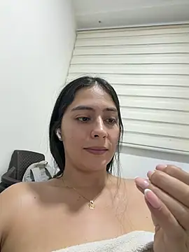 Snapshot of Sophie__Foxxx chatting on 05/29/26, 12:27 Sophie Foxxx online show from 05/29/26, 12:27