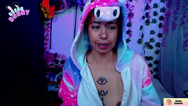Snapshot of Roxanbunny1 chatting on 09/15/25, 02:45 Roxanbunny1 online show from 09/15/25, 02:45