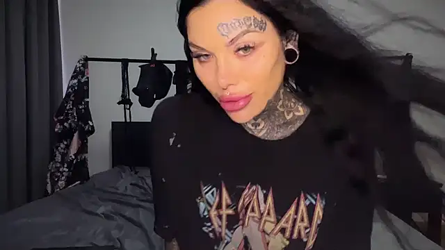 claudiacvc95 online show from 10/28/25, 03:40