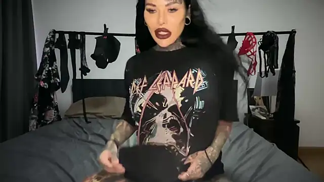 claudiacvc95 online show from 10/26/25, 04:46