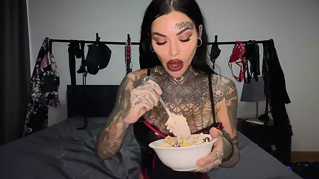 claudiacvc95 online show from 10/29/25, 03:49