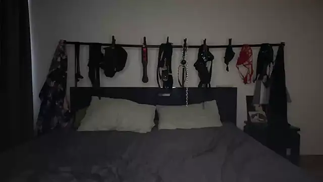 claudiacvc95 online show from 10/18/25, 02:57