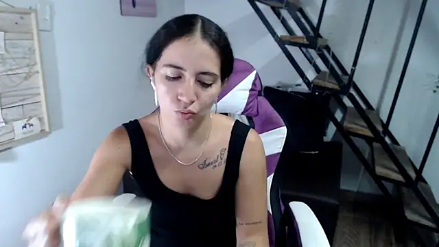 Snapshot of samantha_baby_ chatting on 11/12/25, 07:18 samantha baby online show from 11/12/25, 07:18