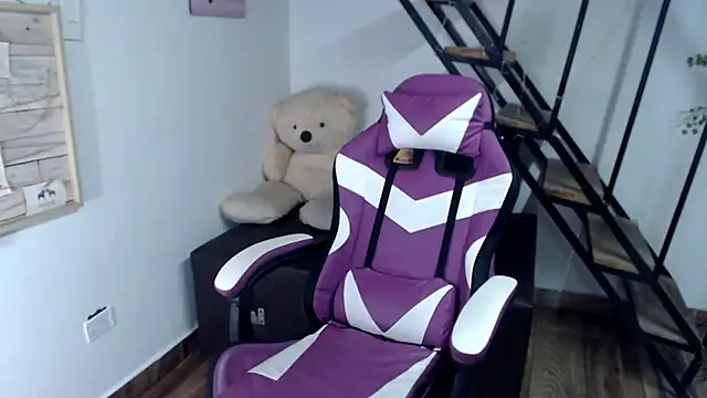 Snapshot of samantha_baby_ chatting on 10/31/25, 07:10 samantha baby online show from 10/31/25, 07:10