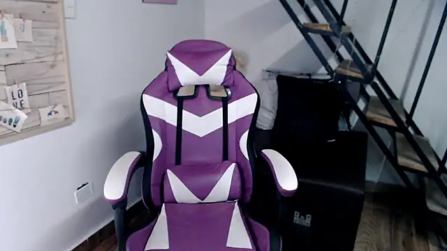 Snapshot of samantha_baby_ chatting on 12/18/25, 06:01 samantha baby online show from 12/18/25, 06:01