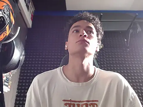 Snapshot of Curly_Angel24 chatting on 05/04/26, 01:25 Curly Angel24 online show from 05/04/26, 01:25