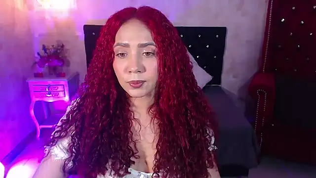 Snapshot of IsabelaLatina chatting on 07/05/26, 03:33 IsabelaLatina online show from 07/05/26, 03:33
